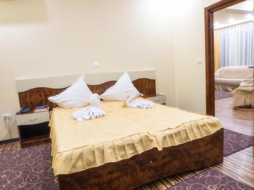 Кровать или кровати в номере Hotel Emi