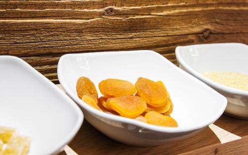 a bowl of dried oranges on a wooden table at Hotel Restaurant Spa Torkel in Nonnenhorn