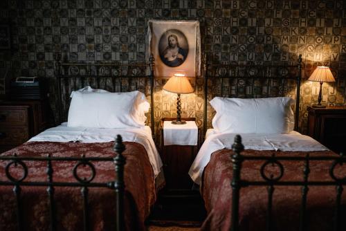 Een bed of bedden in een kamer bij St Benedict - Victorian Bed and Breakfast
