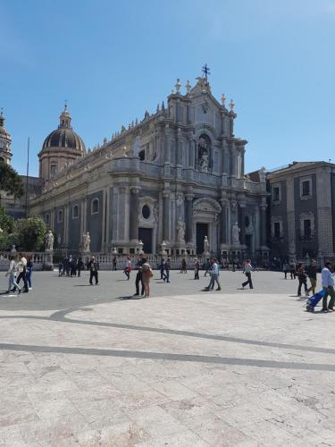 un groupe de personnes marchant devant un bâtiment dans l'établissement Peri Peri Holiday Home Catania, à Catane