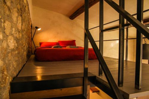 PoianoにあるLoft In The Courtyardのベッドルーム1室(赤いベッド1台、階段付)
