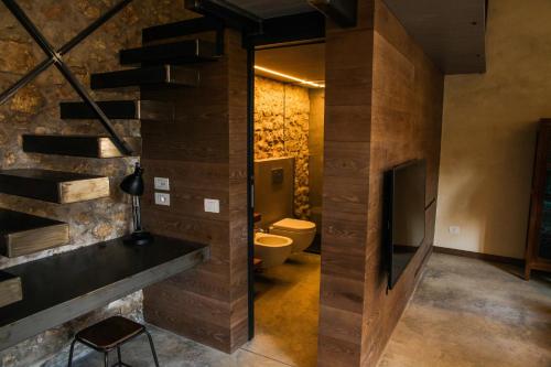 PoianoにあるLoft In The Courtyardのバスルーム(トイレ、洗面台、テレビ付)