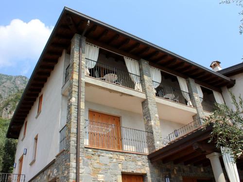 a building with cows on the balcony of it at Belvilla by OYO Belvedere in Marone