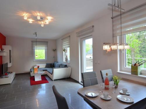 ein Wohnzimmer mit einem Tisch und einem Sofa in der Unterkunft Modern apartment with private roof terrace in Bad Tabarz in Thuringia in Tabarz