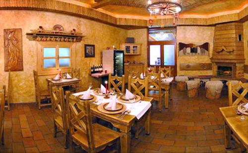 Reštaurácia alebo iné gastronomické zariadenie v ubytovaní Hotel Ranč u Edyho