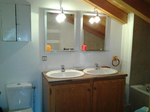 une salle de bain avec deux lavabos et un WC dans l'établissement SCI Chalet Dempure, à Isola 2000