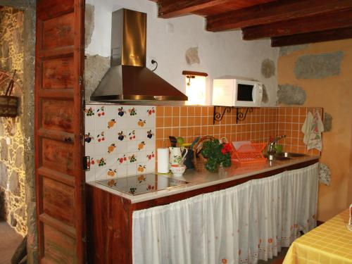 アグイメスにあるCasa Rural La Pileta - Bentejuiのキッチン(カウンター付) コンロ