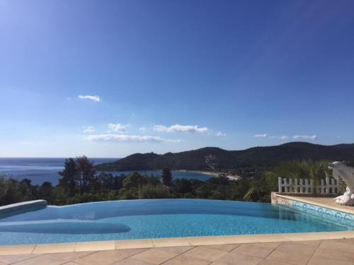 Superbe villa vue mer avec piscine a debordement