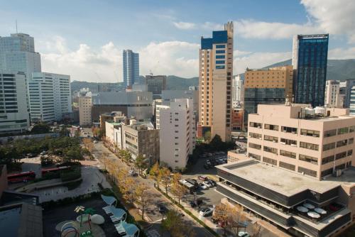 Pemandangan umum bagi Busan atau pemandangan bandar yang diambil dari apartmen