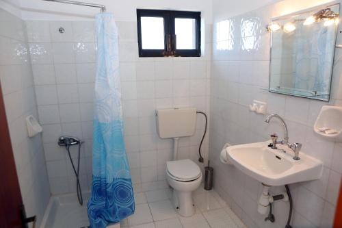 Koupelna v ubytování Selini hotel