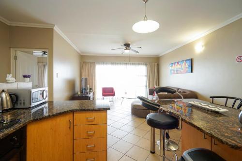 Η κουζίνα ή μικρή κουζίνα στο Beachfront Apartments @ Amanzimtoti