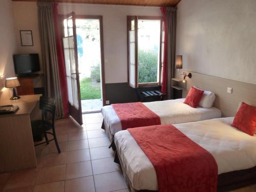 Katil atau katil-katil dalam bilik di Domaine Le Martinet, The Originals Relais