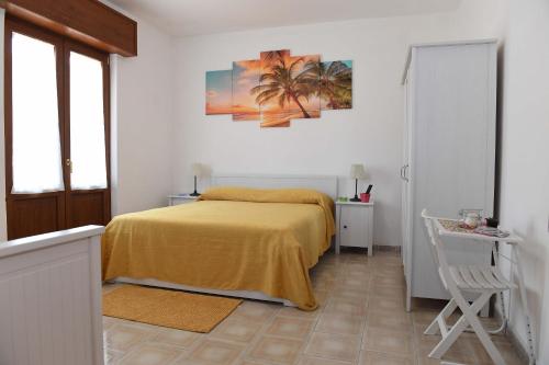um quarto com uma cama com um cobertor amarelo em B&B Il Canto Del Mare em Pulsano