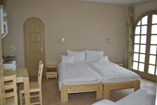 Posteľ alebo postele v izbe v ubytovaní Sárvárfürdő Apartmanház