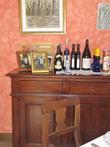 a wooden desk with bottles of wine on it at Casa Di Mi in Serrungarina