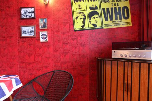 a room with a red wall and a red chair at Hostel die Wohngemeinschaft in Cologne