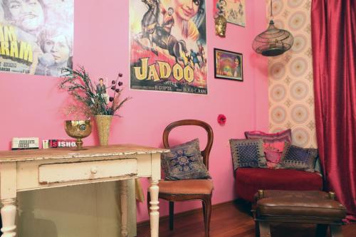 a pink room with a desk and a chair at Hostel die Wohngemeinschaft in Cologne