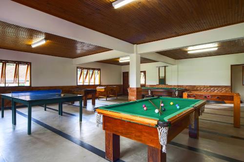 a billiard room with several tables and a pool table at Pousada dos Pinhos in Pedra Azul