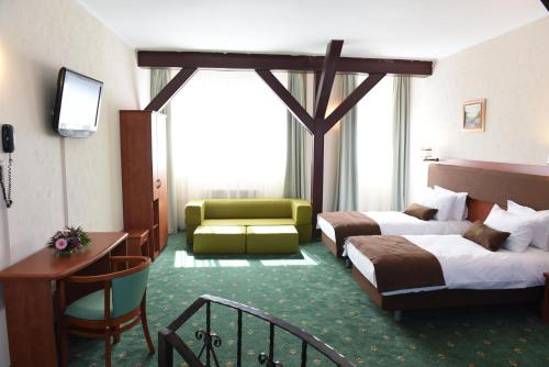 Cette chambre comprend deux lits et une télévision. dans l'établissement Hotel Fantanita Haiducului, à Bradu