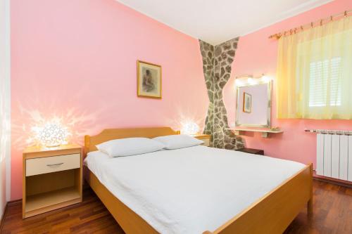En eller flere senge i et værelse på Vila Jadranka