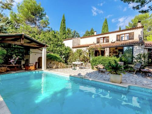 ル・リュックにあるModern holiday home with private poolの家の前のスイミングプール