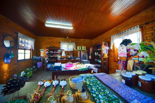 a room with a store with a lot of merchandise at Pousada dos Pinhos in Pedra Azul