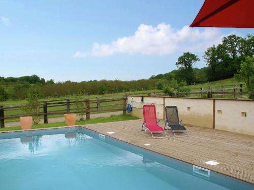 Modern holiday home with private pool في Loubressac: كرسيين جالسين على سطح بجانب مسبح