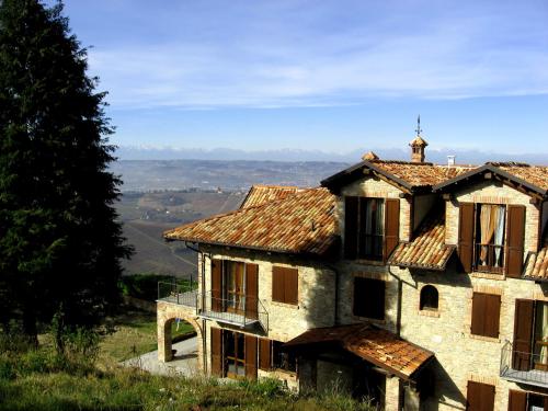 una casa vieja en la cima de una colina en Agriturismo Il Bricco, en Treiso