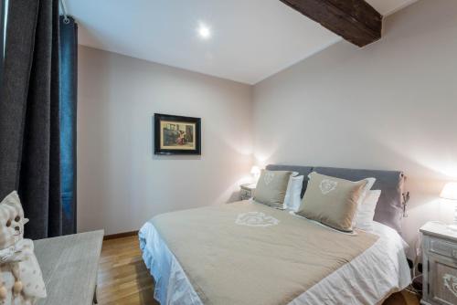 トリノにあるMignon - Appartamento di charmeのベッドルーム1室(大型ベッド1台、白いシーツ、枕付)