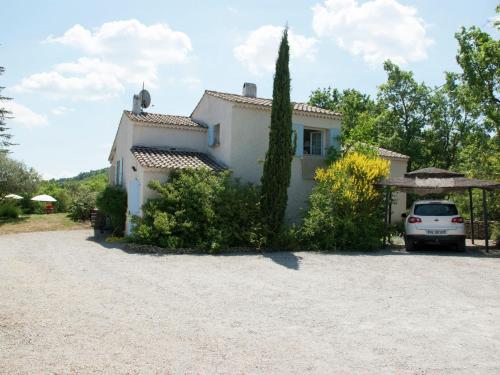 CéresteにあるRustic villa with pool in Cereste Franceの家の前に駐車した白車