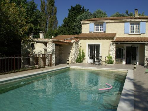 Holiday Home in Le Thor with Private Pool