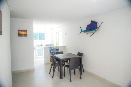 a kitchen and dining room with a table and chairs at Posada Mango Tree in Providencia