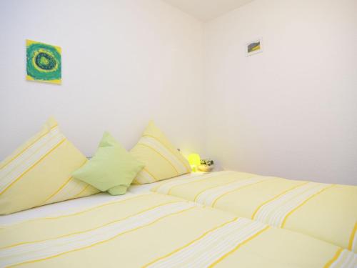 dos camas sentadas una al lado de la otra en una habitación en Charming holiday home near the ski area, en Schmallenberg