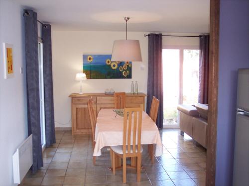 d'une salle à manger avec une table et un bureau. dans l'établissement Holiday Home Lucinkas, à Laurens