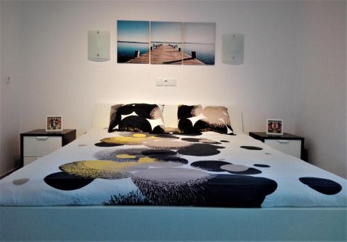 En eller flere senge i et værelse på Apartamento Renovado,vistas piscina, aire acondicionado,wifi