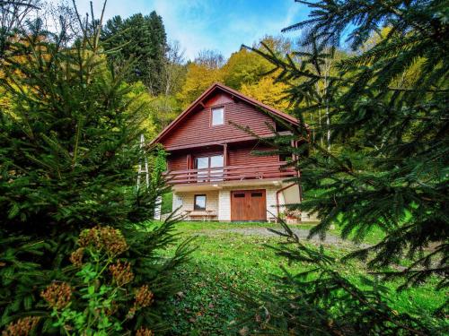 een huis in het midden van een tuin met bomen bij Serene holiday home in Dolu with private garden in Brod Moravice