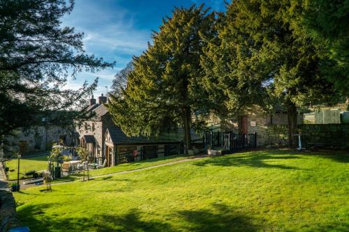 a large yard with a house and trees at The Piggery in Longton