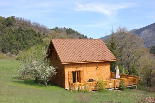 a small wooden house in a field at Le Chalet du Berger in Briançonnet