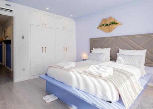 ポルトにあるBOUTIQUE RENTALS - Provence Apartmentのベッドルーム1室(大型ベッド1台、タオル付)