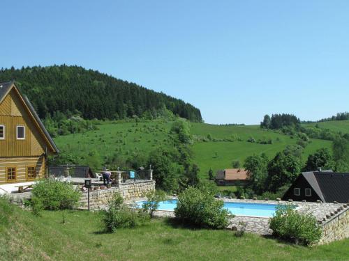 Bazén v ubytování villa with swimming pool in the hilly landscape nebo v jeho okolí