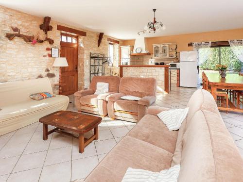 uma sala de estar com um sofá e uma mesa em Cosy holiday home near the Causses du Quercy em Lavercantière