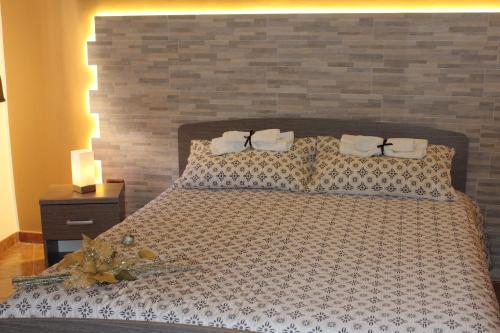 マルサラにあるGreen House di Ingogliaのレンガの壁のベッドルーム1室(大型ベッド1台付)