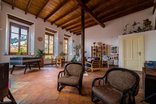 een woonkamer met stoelen en een pooltafel bij La Valle Delle Najadi in Vietri