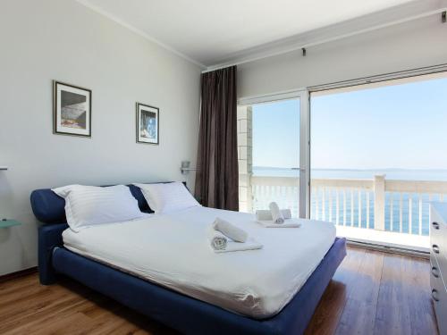 Tempat tidur dalam kamar di Luxury Beach Apartment