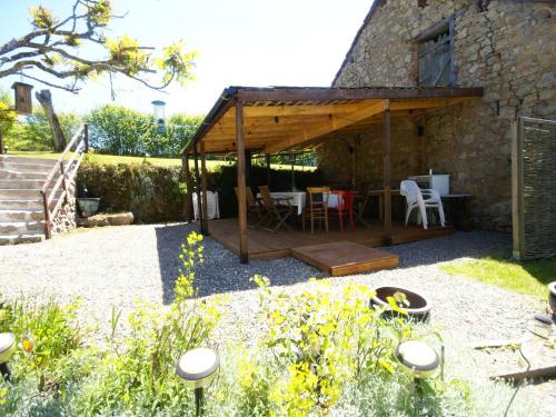 un pabellón con mesa y sillas en un jardín en Holiday home with large garden, en Dun-les-Places