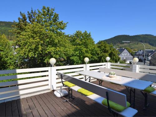 un patio con mesa y sillas en una terraza en Holiday home in Schmallenberg near a ski resort, en Schmallenberg