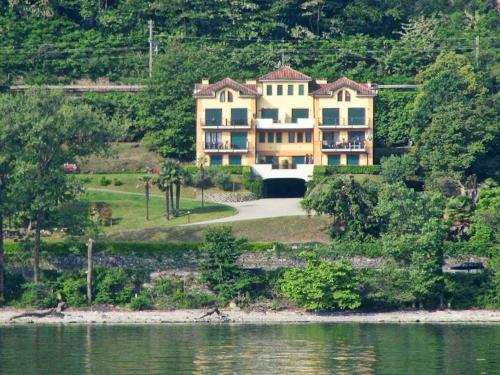 una grande casa su una collina vicino a un corpo d'acqua di Belvilla by OYO Verdelago 16 a Citerna