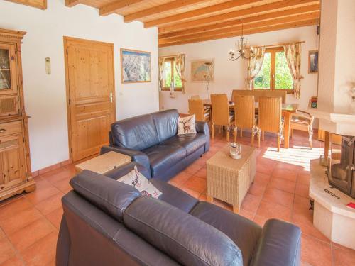 a living room with a couch and a table at Splendida villa isolata con piscina Biot in Le Biot