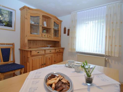 una cocina con una mesa con un tazón de comida. en Holiday home in Ramsbeck with garden, en Ramsbeck