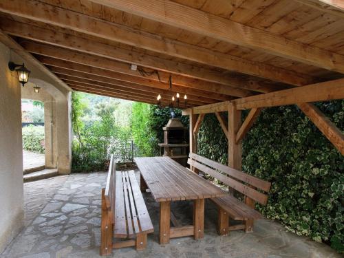 ニヨンにあるBeautiful Villa in Nyons with Swimming Poolの木製テーブル、パティオ(ベンチ付)